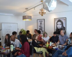 At the German Brunch Bunch we practice speaking German while meeting lovely people. Beim Brunch üben wir Deutsch zu sprechen und lernen tolle Leute kennen. Edeltraud offers both the best and most affordable German classes in Munich and a free spare time activities group to practice speaking. The German brunch is one of our classics since 2017 in München Laim, München Westend, Forstenried, Großhadern, Fürstenried West